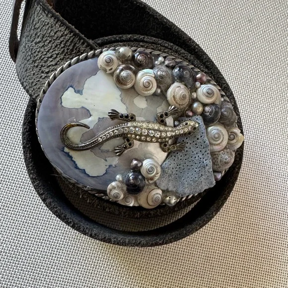 Hand crafted belt buckle with seashells and vintage pin - Picture 2 of 6